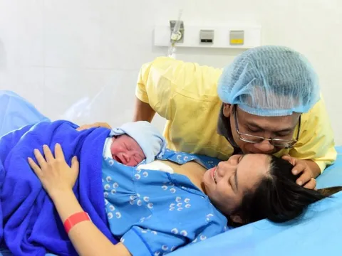 Vợ nghỉ thai sản, chồng có được nghỉ phép và nhận bảo hiểm không?