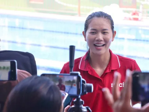 'Tiểu tiên cá' Ánh Viên 'mệt nhoài' trong vòng vây của sinh viên truyền thông thực hành tác nghiệp