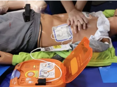 Đề xuất rất mới: Đặt máy sốc tim tự động ở cộng đồng để cấp cứu ngừng tim