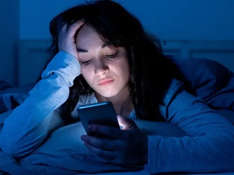Đêm nằm ôm điện thoại và tác hại kinh hồn của nó