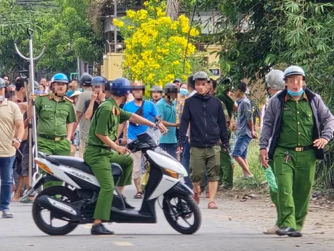 Cảnh sát khống chế người đàn ông cầm dao biểu hiện bất thường trên đường ở phường Hiệp Bình
