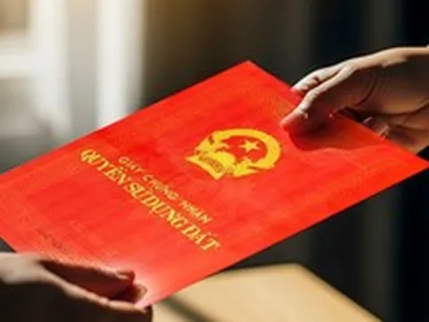 Bạn tôi mua đất bằng giấy tay, giờ tôi muốn mua lại, làm sổ đỏ được không?