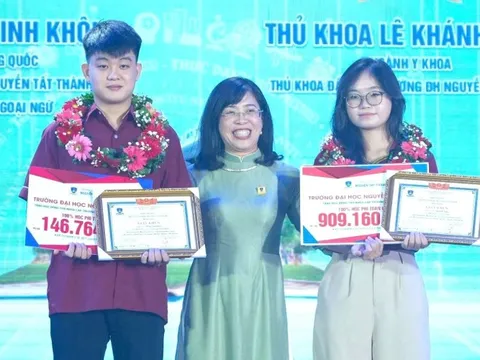 Tặng 50 suất học bổng Tiếp sức đến trường mừng Tuổi Trẻ 50 năm