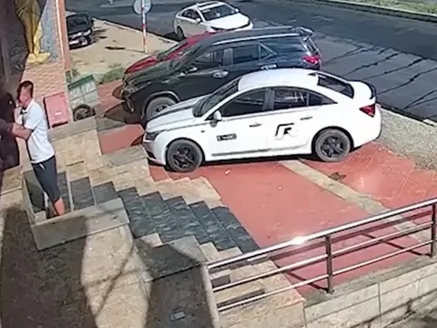 Làm rõ nguyên nhân người đàn ông bị tấn công khi đang bồng cháu đứng trước quán karaoke