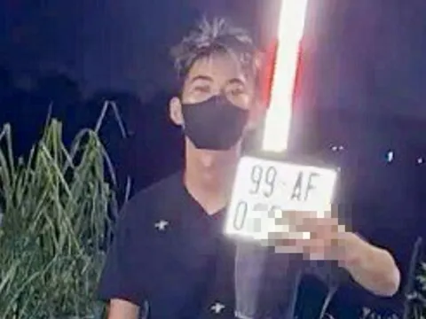 Tạm giữ 4 thanh thiếu niên chém biển số xe, livestream TikTok