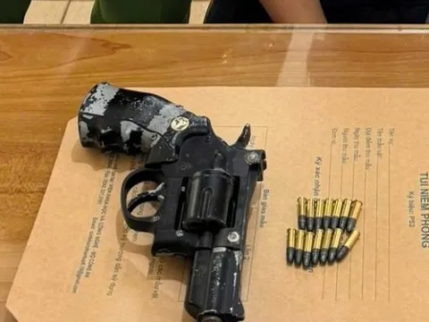 Bắt người trốn thi hành án tù, thu súng đạn trong phòng ngủ