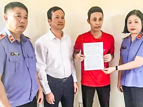 Người nuôi gà lôi bị phạt 6 năm tù đã được tại ngoại, đang trên đường về nhà