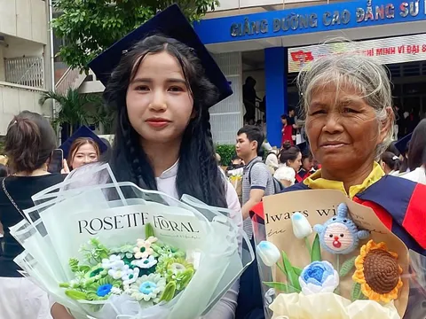 Nữ sinh sư phạm bỗng nổi tiếng vì clip mặc áo tốt nghiệp cho mẹ