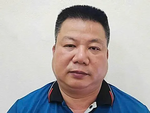 Khởi tố tài xế ô tô xin nhập làn không được, chạy lên xe khách rút chìa khóa bỏ đi