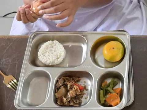 Chương trình bữa ăn miễn phí tại Indonesia: Hơn 360 người ngộ độc sau bữa trưa