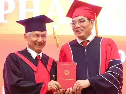 Cụ ông nhận bằng tốt nghiệp bác sĩ loại giỏi ở tuổi 75