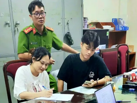 Cảnh sát dẫn giải Ngô Thị Thêu, vợ của Mr Hunter Lê Khắc Ngọ từ Thái Lan về Việt Nam