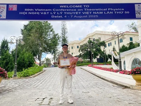 Nhà Khoa học ĐH Duy Tân được trao giải thưởng Vật lý