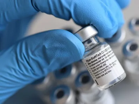 Mỹ từ bỏ phát triển vắc xin mRNA, chuyện gì xảy ra?