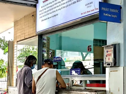 Bệnh nhân bảo hiểm y tế chi tiền túi mua thuốc ngoài, bệnh viện nói gì?