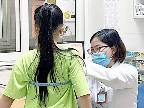 Ngủ ít và ngủ trễ dễ dậy thì sớm