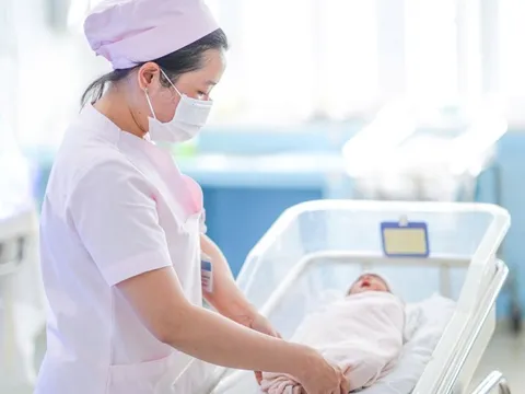 Đón bé trai 1,7kg chào đời từ người mẹ có khối u ác tính
