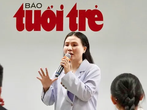 Sinh viên thực hành phỏng vấn với quán quân thi hùng biện tiếng Anh