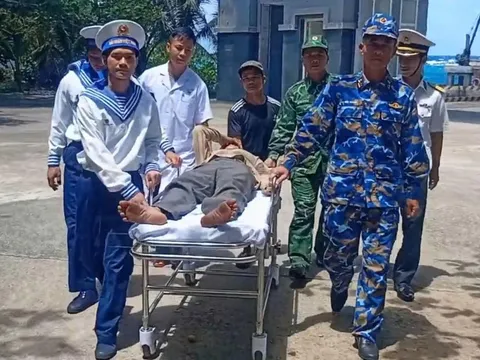 Quân y Trường Sa cấp cứu ngư dân bị đột quỵ não trên biển