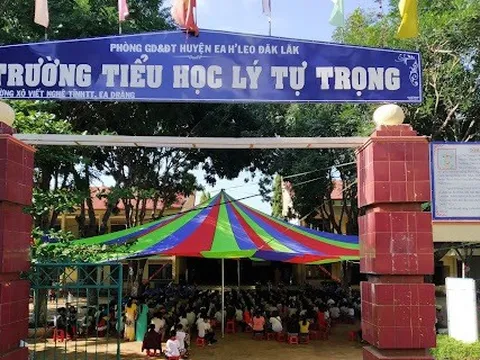 Phụ huynh phản ứng việc học sinh mặc 3 kiểu đồng phục mỗi tuần, trường phải dừng