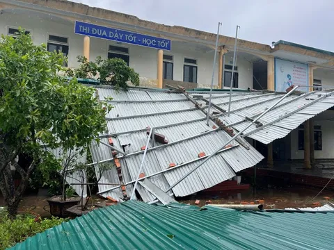 Trường học bị đổ sập do bão số 5, hiệu trưởng lo lắng vì năm học mới đã tới gần