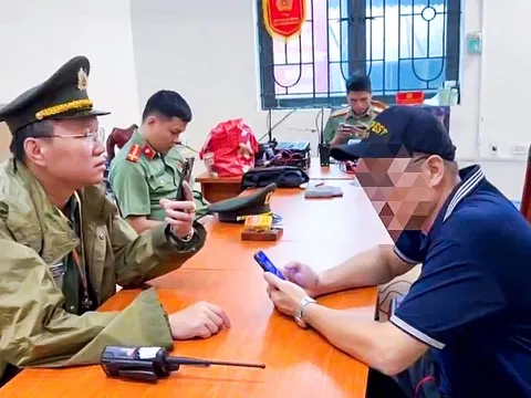 Công an Hà Nội xử lý người đàn ông xếp ghế 'giữ chỗ' xem diễu binh rồi bán kiếm lời
