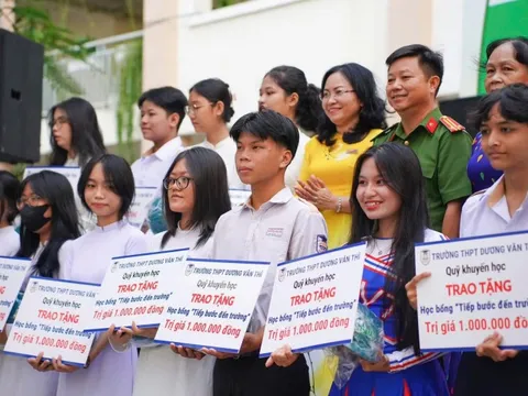 TP.HCM: Nhiều trường không nhận hoa chúc mừng lễ khai giảng, xin chuyển thành học bổng