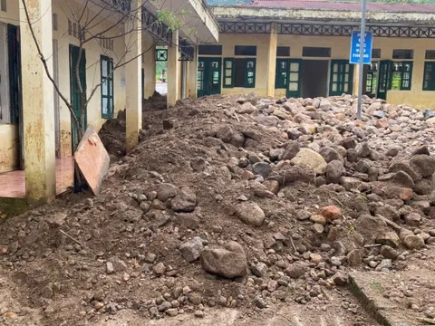 Lũ cuốn hàng trăm mét khối đất đá vào trường ở xã biên giới Thanh Hóa