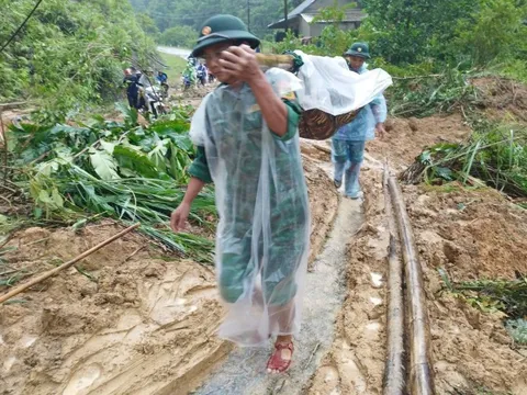 Bộ đội biên phòng dùng cáng đưa hai người bị thương đến bệnh viện