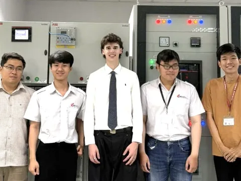 Sinh viên Pháp đến TP.HCM thực tập nhờ... tra Google