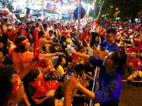 Cần mang theo những gì khi đi xem diễu binh, diễu hành?