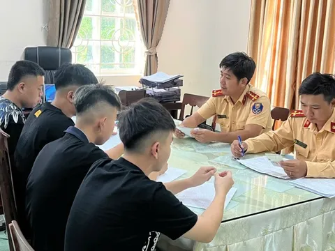 Tịch thu xe máy của thiếu niên buông tay nhảy 'Aura Farming' trên đường