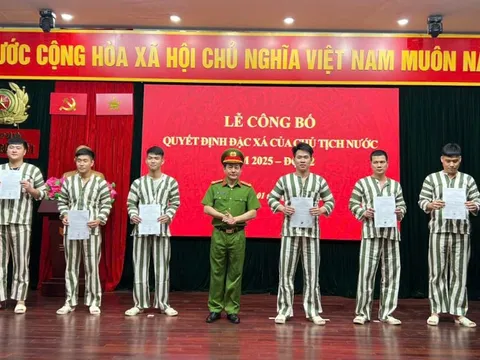 Công bố quyết định đặc xá cho 176 phạm nhân tại 2 trại tạm giam của Công an Hà Nội