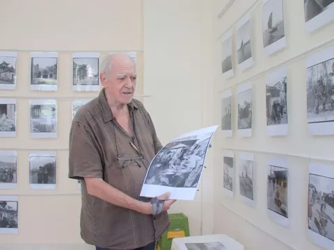 Người đàn ông Hà Lan mang hình ảnh Việt Nam ngày xưa đến với trẻ em Đà Nẵng