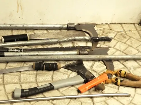 Mới ra tù đã bị bắt lại vì vô cớ ném đá khiến một người nước ngoài chấn thương sọ não