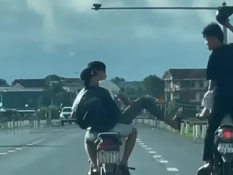 6 thanh niên đi xe lạng lách, dùng chân và mũ bảo hiểm 'chọi' nhau trên quốc lộ 1