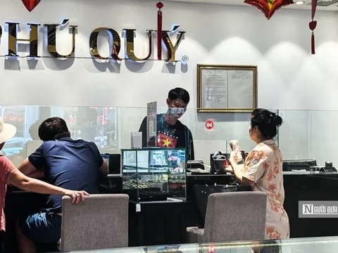 Người dân chen chân mua vàng giữa lúc giá lập đỉnh