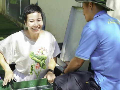 Phụ huynh cùng con chui 'địa đạo' dịp khai giảng đặc biệt