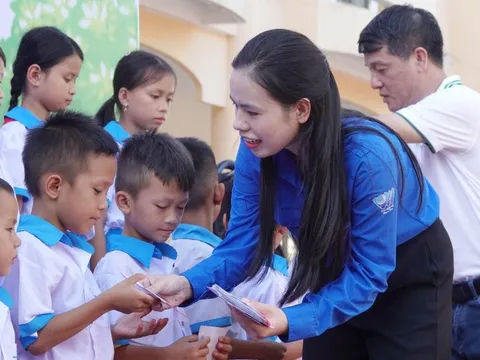 Nữ sinh vùng bão xúc động khi có học bổng: Tựu trường, chưa có quần áo, sách vở mới, em buồn lắm...