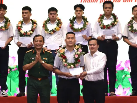 Bộ Tư lệnh TP.HCM khen thưởng 156 thí sinh trúng tuyển các học viện, trường quân đội