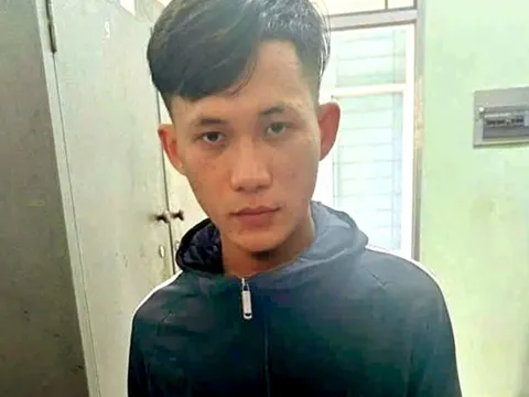 Giả vờ hỏi mua rồi cướp tiệm vàng