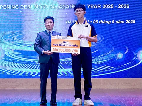 Nam sinh mất 4 người thân vụ lật tàu Hạ Long nhận học bổng toàn phần trong ngày khai giảng