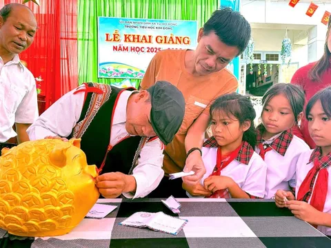 Trường vùng cao gây quỹ nuôi trò nghèo, trò mồ côi ngay ngày khai giảng