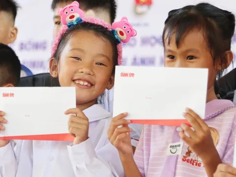 Học sinh vùng bão lũ xứ Nghệ nhận học bổng: 'Cô trò ai nấy đều vui'