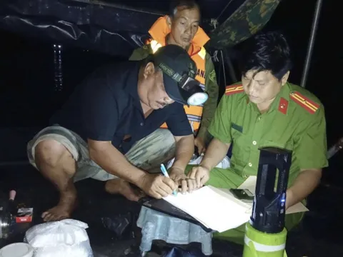 'Cát tặc' dùng flycam, cử người canh ven sông Tiền để hút cát