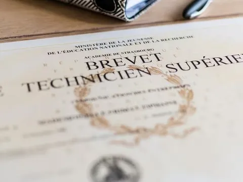 Bé gái 9 tuổi đỗ tú tài Pháp, học theo phương pháp đào tạo độc đáo