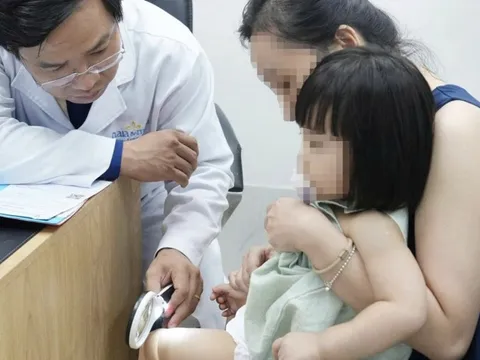 Cẩn trọng mắc viêm da tiếp xúc khi bơi ở hồ bơi công cộng