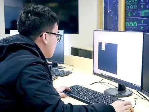 Ngồi máy tính lâu nhiều người mắc hội chứng cổ - vai - cánh tay, gặp khó khi cầm nắm