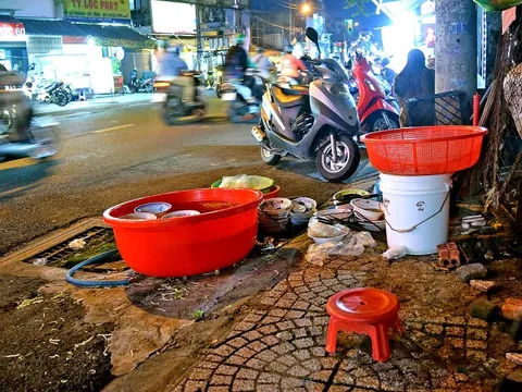 Đũa có mùi mốc, vật dụng còn chất tẩy rửa, cần mạnh tay với hàng quán mất an toàn vệ sinh thực phẩm