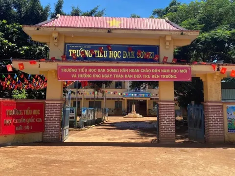 Học trò thiếu sách, thầy hiệu trưởng lên mạng 'xin' ngay 300 bộ